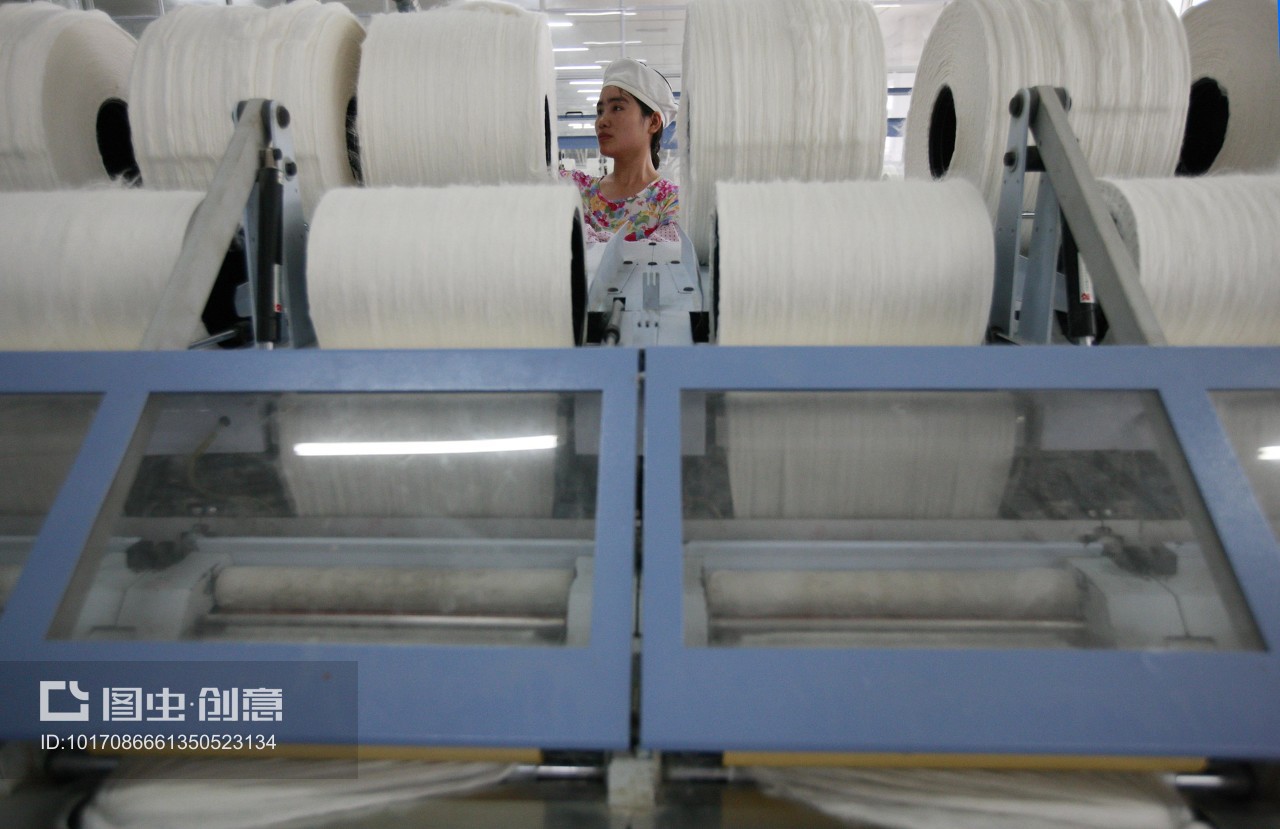 安徽省淮北市启鑫纺织厂,纺织女工在纺织车间内,加工出口到欧美地区的纺织用品。